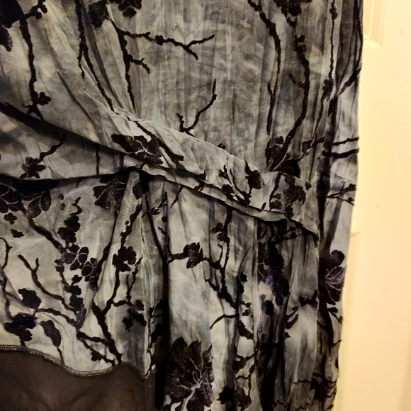 Papillon tunic /dress if on the shorter side. Velvet feel flowers. - Picture 6 of 7